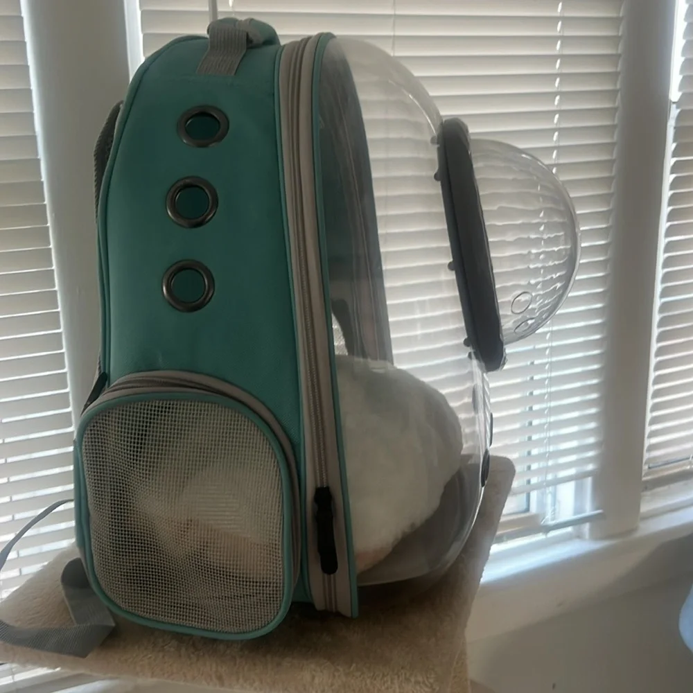Space bubble back pack for a small critter BRAND NEW NEVER USED!!! 😀